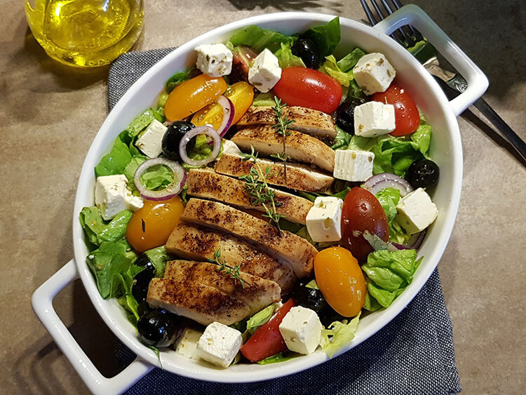Salata greceasca cu pui si telemea