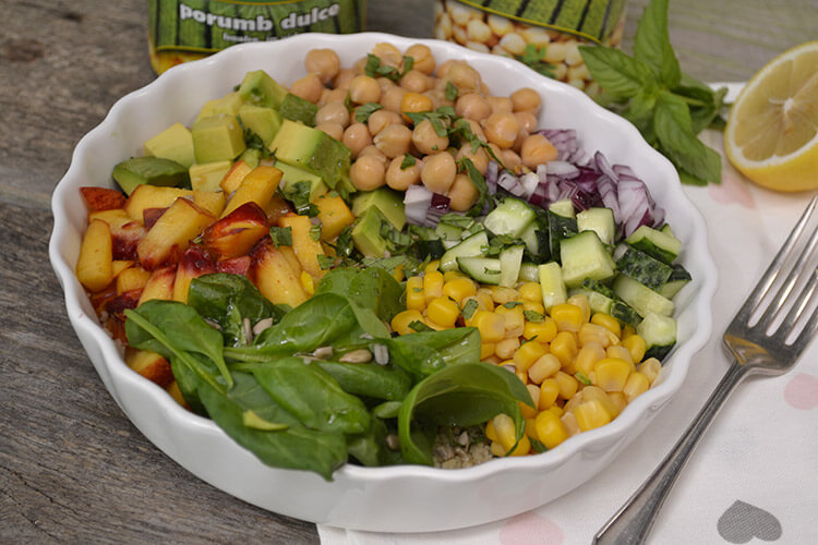 Salata de cuscus cu legume si somon