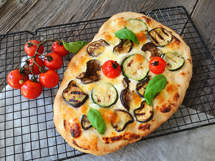 Pizza cu vinete si dovlecei- reteta vegetariana